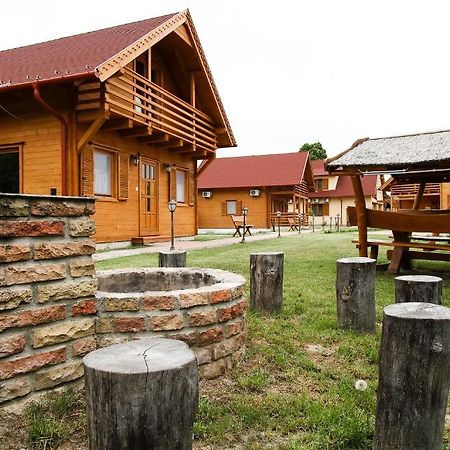 Family Panzio Es Apartman Hazak Lipót Buitenkant foto