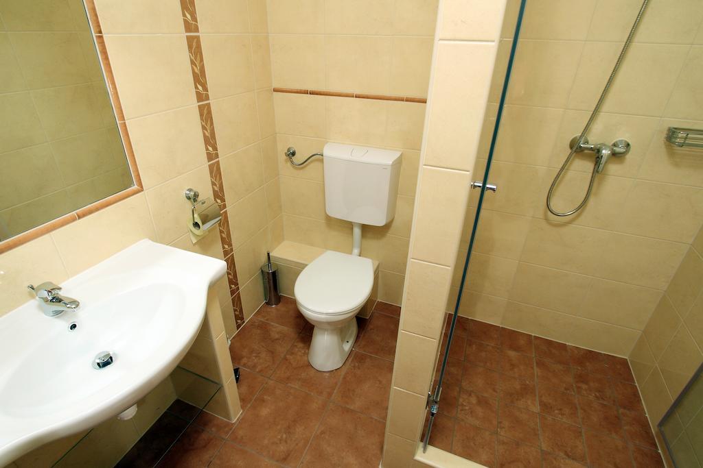 Family Panzio Es Apartman Hazak Lipót Buitenkant foto
