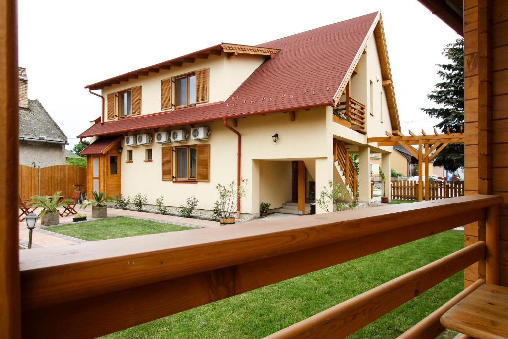 Family Panzio Es Apartman Hazak Lipót Buitenkant foto