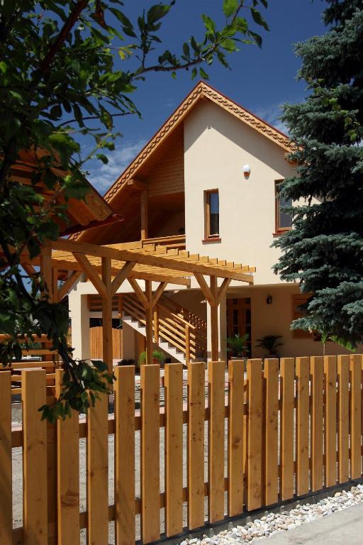 Family Panzio Es Apartman Hazak Lipót Buitenkant foto