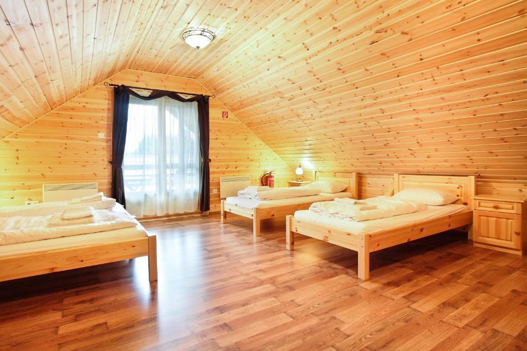 Family Panzio Es Apartman Hazak Lipót Buitenkant foto