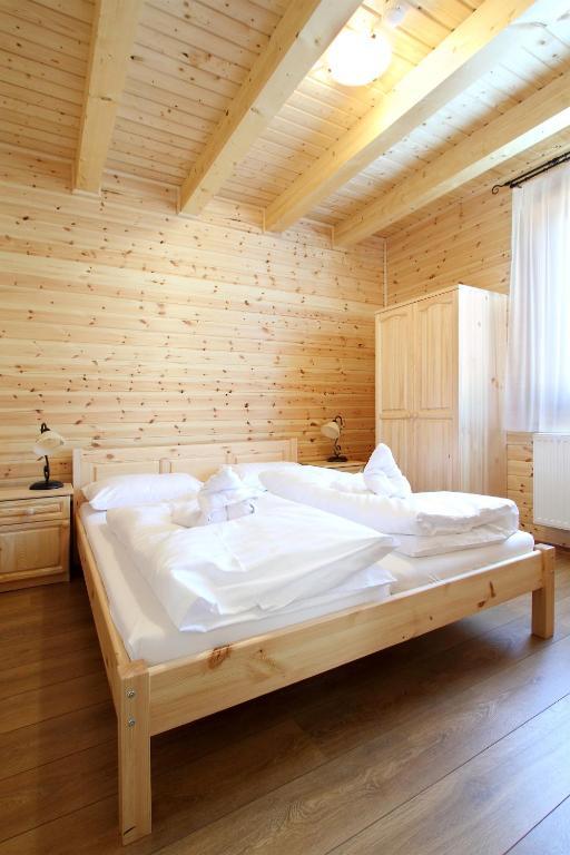 Family Panzio Es Apartman Hazak Lipót Kamer foto